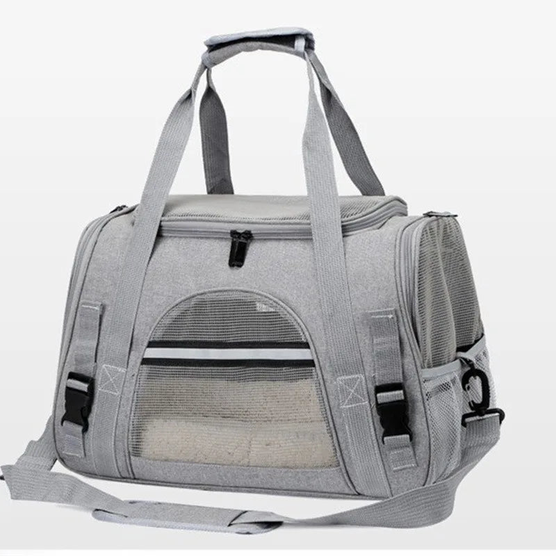 Sac de transport gris clair pour chat et chien vue de côté avec bandoulière et poches latérales